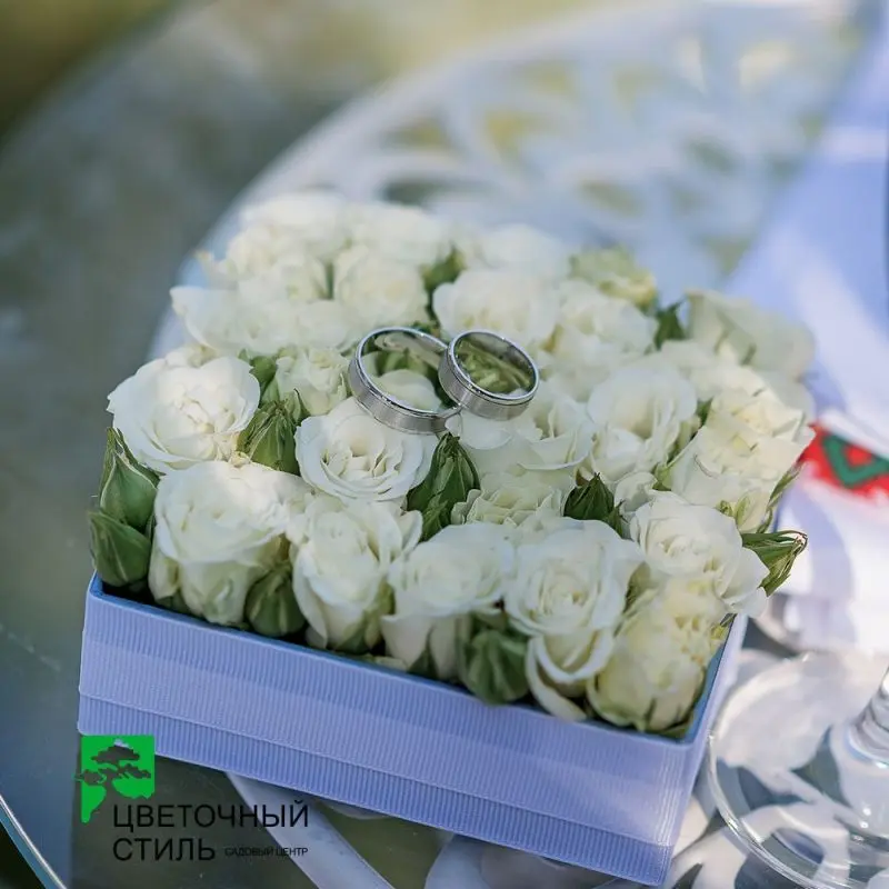 Подушечка для кілець із живих квітів